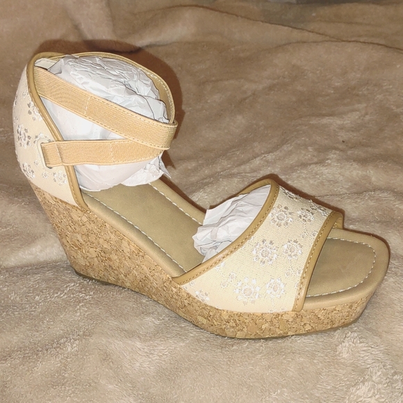 👣🩷Y•NOT? 🩷 Beige Eyelet Platform Wedges - Picture 2 of 16